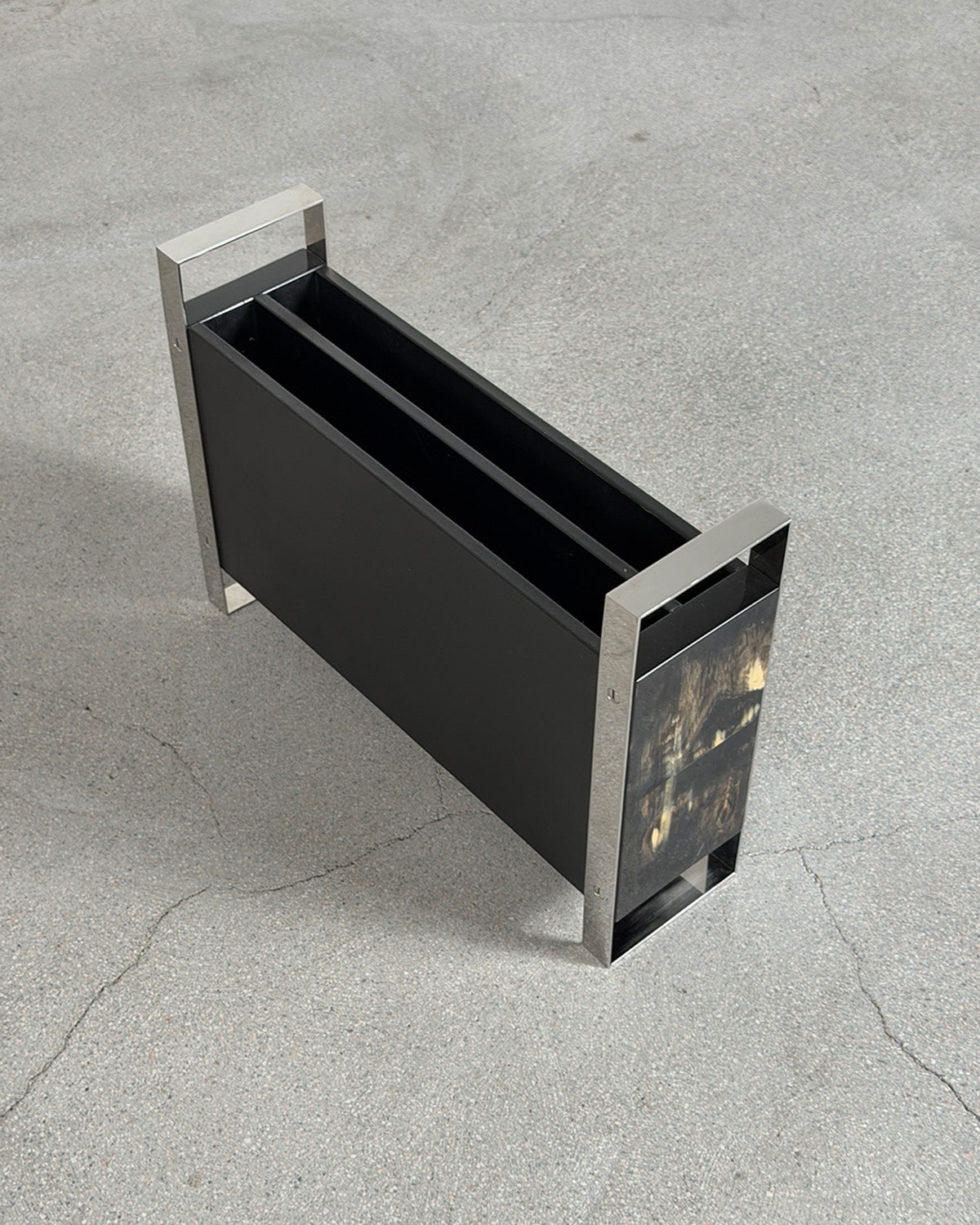 Black 'Dante' Magazine Rack by Arcahorn