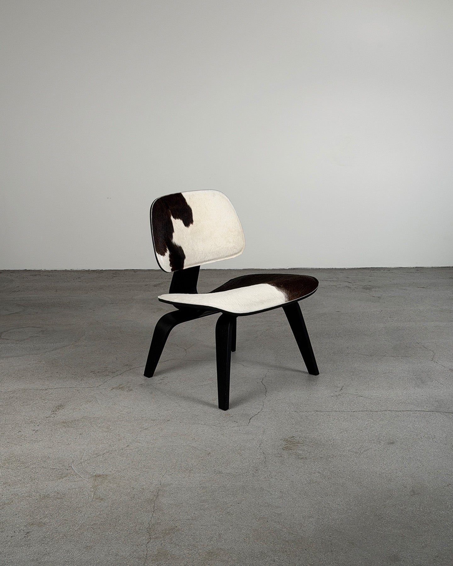 Cowhide 'LCW' Lounge Chair Wood by Charles & Ray Eames for Vitra