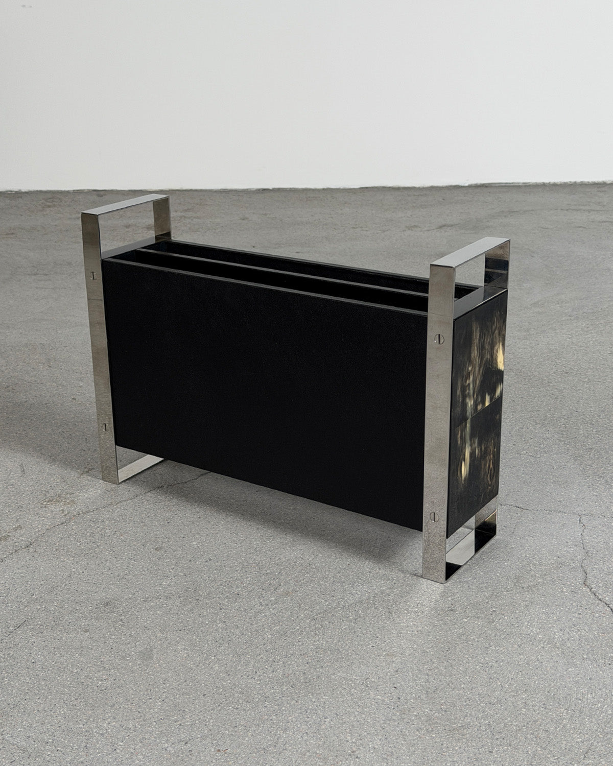 Black 'Dante' Magazine Rack by Arcahorn