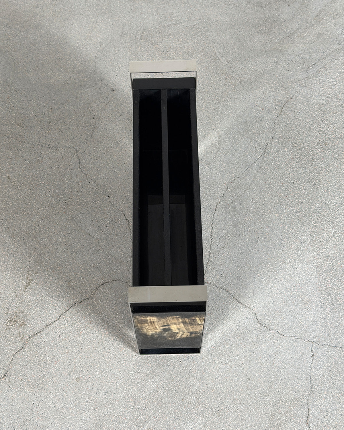 Black 'Dante' Magazine Rack by Arcahorn